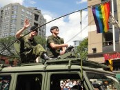 パレードに参加するカナダ軍のフロート