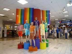 大型ショッピングモール、イートンセンターの正面玄関のディスプレイ