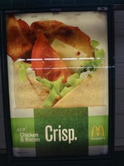 マクドナルドの写真（地下鉄でとったので、ライトが入ってしまいした）