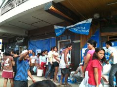 避難所で水やお米の配給を待つ人々の列