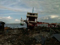 打ち上げられた船。東北でも同じような光景がありました。