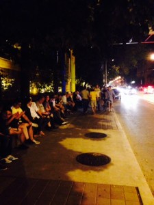 「Tokyo Tribe」上映を待つ人たちによる長蛇の列。