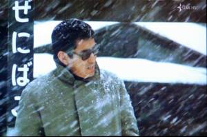 高倉健主演の映画「駅」から：背景に「ぜにばこ」の駅名が見える