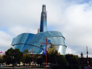 街の中心部近く、歴史保存地区の隣に建てられた人権博物館。真ん中の突き出ているところは「希望の塔」という名の展望室になっており、ウィニペグ市街の様子が一望できる。