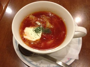 「女はボルシチを心の中で、ときには顔に涙を流しながら作る。ボルシチは、何百年も続いた奴隷生活の象徴だからだ」（第30章「女性解放ボルシチ」)