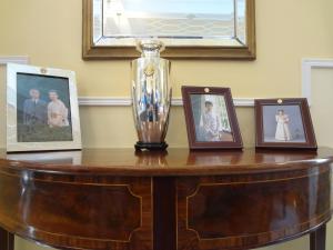 天皇皇后両陛下／久子妃の写真が飾られている来賓のためのリビングルーム