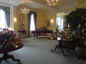 皇后陛下が弾かれたピアノが奥に見える